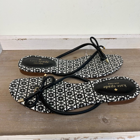 Kate Spade Geometric Bow Sandals 10M Black White Tile Print Flat Vacation - Picture 8 of 9